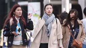 寒流報到  全台冷颼颼（1）中央氣象局表示，12日受寒流及輻射冷卻效應影響，全台都冷，白天雖然陽光露臉，但是冷空氣威力仍強；清晨淡水出現攝氏6度，再度刷新入冬以來新低溫。走在台北街頭的民眾穿上大衣、圍上圍巾禦寒。中央社記者吳翊寧攝  107年1月12日