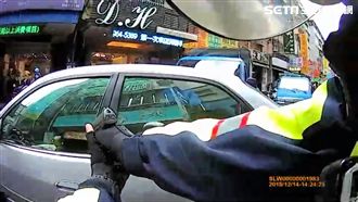 毒蟲拒檢狂飆　警開2槍逮人畫面曝光