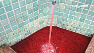 老闆水塔加色素查竊水　住戶水全染紅