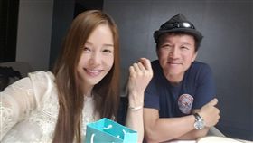 狄鶯去年生日開心收下老公孫鵬送上的Tiffany手鍊。（圖／翻攝自臉書）