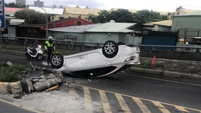 馬自達撞分隔島翻車　台65線塞到爆