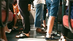 （圖／Pixabay）公車,壅擠,人潮,人擠人