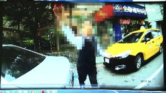 違停被拖吊　男怒撕封條丟警還動手