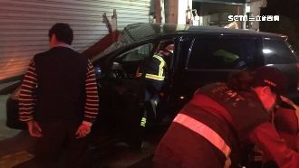 爛醉載妻返家　嫩夫高速逆撞民宅受困