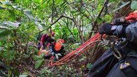 台北,四獸山,瑤池宮,墜落山溝。翻攝畫面