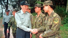 16:9
前參謀總長羅本立辭世國防部15日證實，前參謀總長陸軍一級上將羅本立（右3）下午在台北三軍總醫院過世，享壽92歲。圖為1997年4月，羅本立任參謀總長期間赴金門視察，慰問國軍弟兄。（檔案照片）中央社　107年12月15日