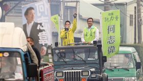 立委補選　民進黨參選人何志偉車隊掃街台北市立委補選，白綠合作破局，民進黨徵召市議員何志偉（黃衣者）參選，何志偉15日下午在大同、士林區以車隊掃街拜票，爭取選民支持。中央社記者裴禛攝　107年12月15日