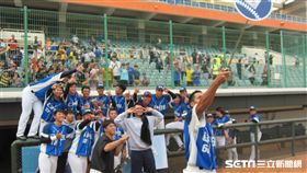 ▲王鴻程賽後與冬季聯盟隊友、球迷自拍。（圖／記者蕭保祥攝影）