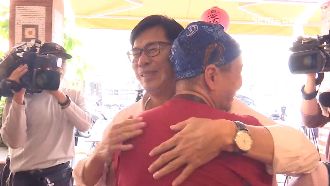 其邁給擁抱　肉粽店老闆：真的很感動