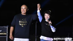 盧秀燕頒贈球棒給張泰山一家人。（圖／記者王怡翔攝影）