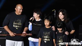 盧秀燕頒贈球棒給張泰山一家人。（圖／記者王怡翔攝影）