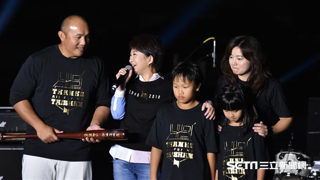 張泰山引退…盧秀燕中斷滅火器表演