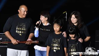 張泰山引退…盧秀燕中斷滅火器表演