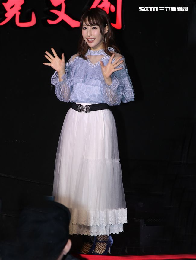 超人氣日本AV女優彩美旬果來台宣傳寫真集。（記者邱榮吉/攝影）