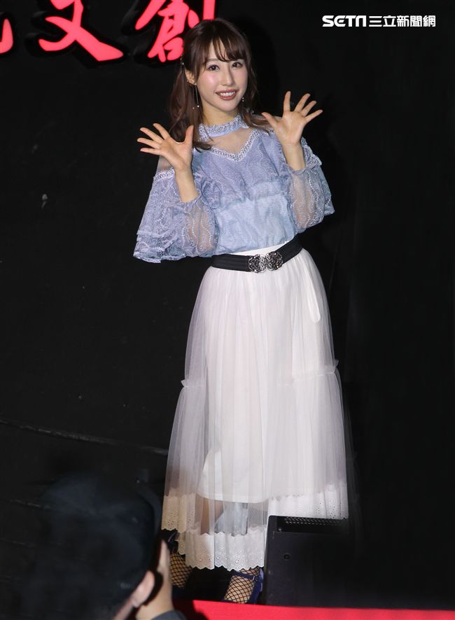 超人氣日本AV女優彩美旬果來台宣傳寫真集。（記者邱榮吉/攝影）