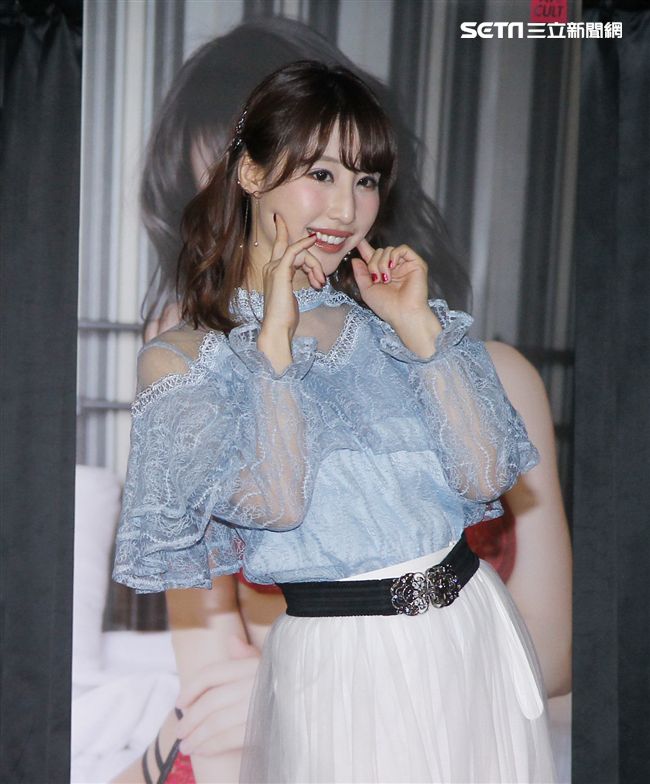 超人氣日本AV女優彩美旬果來台宣傳寫真集。（記者邱榮吉/攝影）