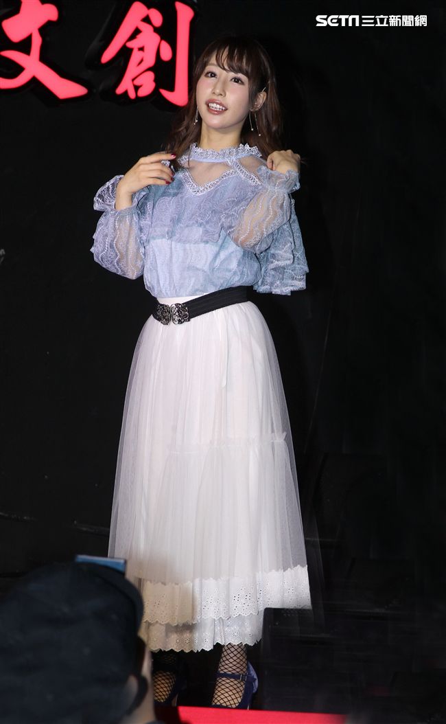 超人氣日本AV女優彩美旬果來台宣傳寫真集。（記者邱榮吉/攝影）