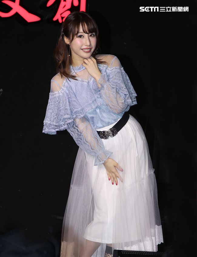 超人氣日本AV女優彩美旬果來台宣傳寫真集。（記者邱榮吉/攝影）