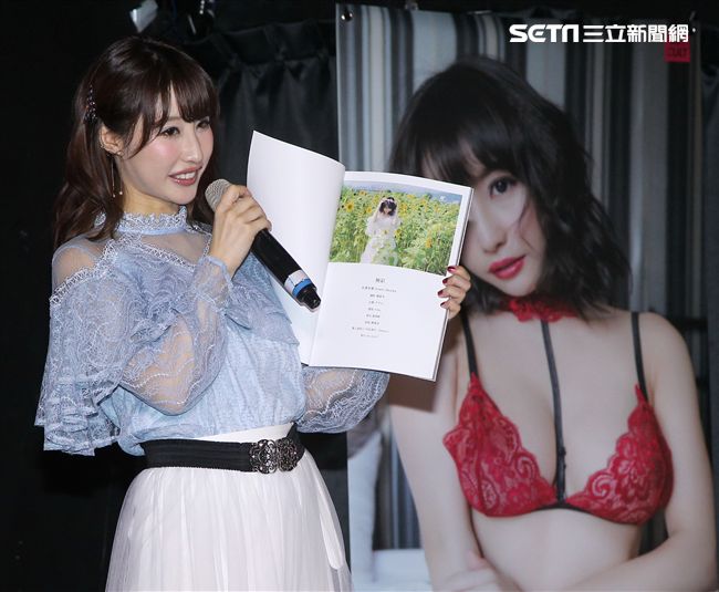 超人氣日本AV女優彩美旬果來台宣傳寫真集。（記者邱榮吉/攝影）