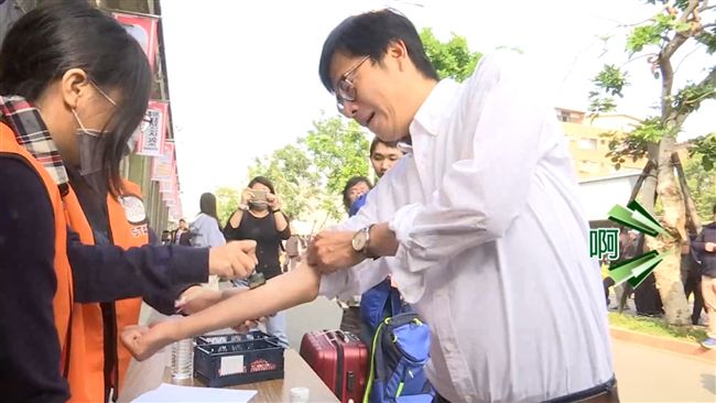 獨／陳其邁當手模　拉袖急喊：等一下