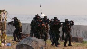 菲軍方演示反恐能力