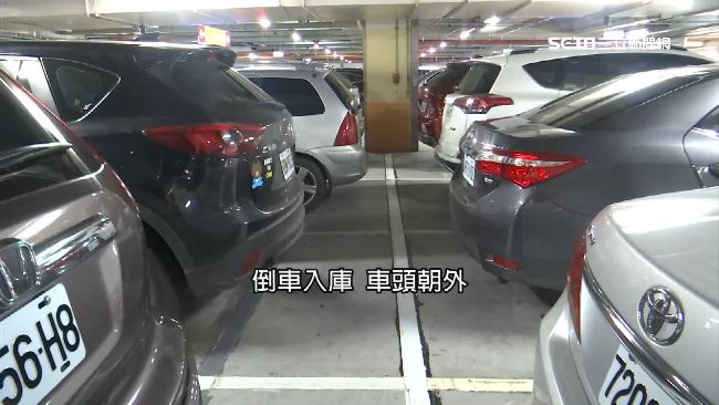 開車門得注意！人行道太高卡住刮板金