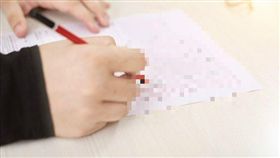 餐廳員工不滿被投訴，竟將客人留有個資的意見單po網。（圖／Pixabay）