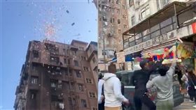 香港,撒錢,鬧區,深水埗,錢雨,檢查,亂象,　圖／翻攝自YouTube http://youtu.be/xLKACaVfIB8