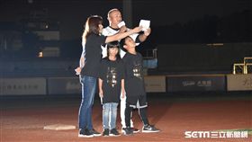 張泰山引退儀式，脫下球衣放在三壘壘包上告別球員生涯。（圖／記者王怡翔攝影）