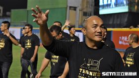 張泰山引退儀式，與興農隊有一同向球迷致意。（圖／記者王怡翔攝影）