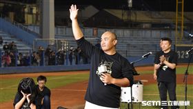 張泰山引退儀式，向球迷致意告別。（圖／記者王怡翔攝影）