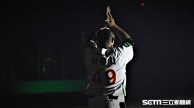 張泰山出場接受球迷歡呼（圖／記者王怡翔攝影）