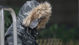 東北季風增強（2）東北季風增強，據中央氣象局預估，這波冷空氣接近大陸冷氣團等級。民眾12日出門穿大衣、戴上帽子禦寒。中央社記者徐肇昌攝  107年12月12日