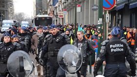 布魯塞爾第3波黃背心 人潮降溫比利時首都布魯塞爾12月15日第3波黃背心示威活動，抗議人潮降至約200人，警力嚴密戒備活動和平結束。中央社記者唐佩君布魯塞爾攝  107年12月16日