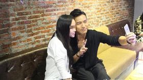 黃子恆與女粉合照 圖／微博