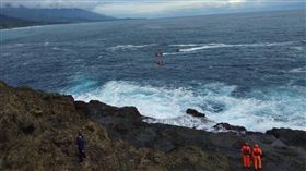 快訊／台東烏石鼻驚傳民眾落海　警消全力搜救中　圖／翻攝畫面