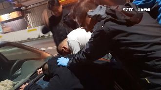 17歲少年腰插雙槍　當街轟20餘發