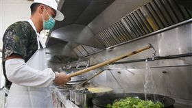 棒球小子陳聖福　在軍中伙房找一片天（3）身高188、皮膚黝黑的陳聖福，已從義務役轉服志願役，目前在成功嶺擔任食勤兵，曾有廚師經驗的他，為了烹煮出美味的料理，幾乎一整天都在廚房忙碌。中央社記者游凱翔攝  107年12月16日