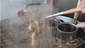 熬湯,大骨湯 圖／攝影者RafaleM,flickr CC License　
https://goo.gl/jHc4sW