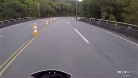 黃姓重機騎士在苗栗台3線騎車過彎時自摔，價值60萬元的Kawasaki Ninja ZX-6R重機車嚴重損毀，所幸人有穿防摔衣毫髮無傷（翻攝臉書）