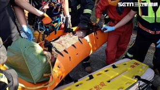 驚險！阿嬤為撿蛋摔20米山谷險送命