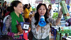 李佳芬雲林虎尾參與耶誕送暖義賣雲林斗六維多利亞學校16日在虎尾郵局前舉辦耶誕送暖義賣，學校副董事長、高雄市長當選人韓國瑜的妻子李佳芬（前右）到場參與，為活動炒熱氣氛。（雲林家扶中心提供）中央社記者葉子綱傳真　107年12月16日