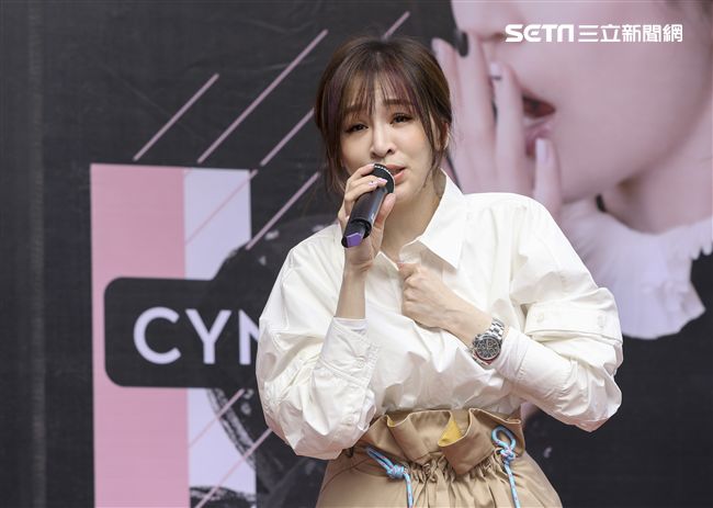 王心凌睽違3年第12張音樂作品「CYNDILOVES2SING」簽唱會，現場與粉絲們互動熱烈。（記者林士傑/攝影）