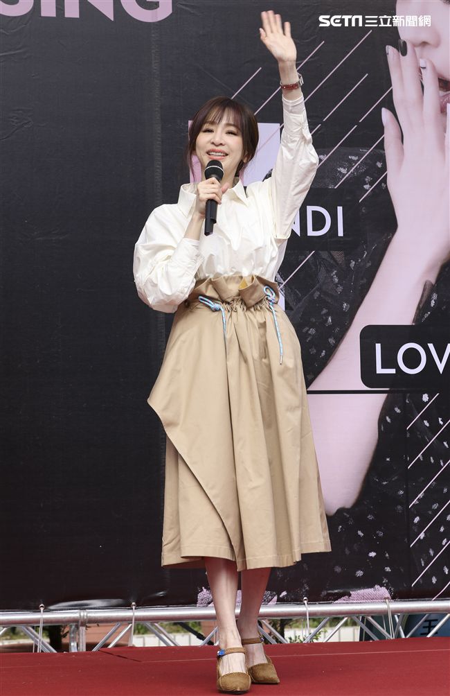 王心凌睽違3年第12張音樂作品「CYNDILOVES2SING」簽唱會，現場與粉絲們互動熱烈。（記者林士傑/攝影）