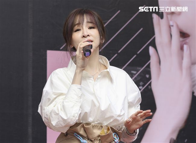 王心凌睽違3年第12張音樂作品「CYNDILOVES2SING」簽唱會，現場與粉絲們互動熱烈。（記者林士傑/攝影）