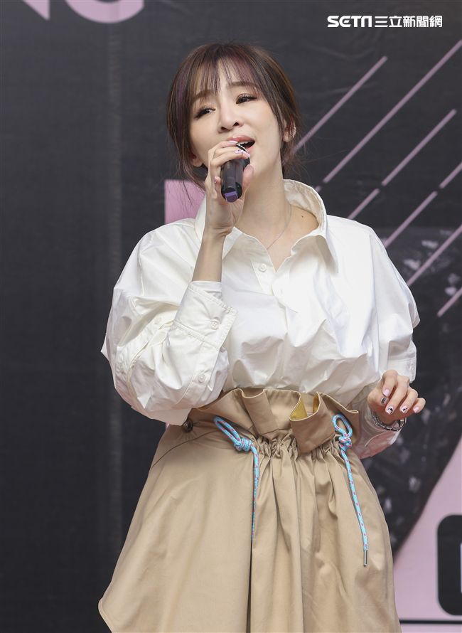 王心凌睽違3年第12張音樂作品「CYNDILOVES2SING」簽唱會，現場與粉絲們互動熱烈。（記者林士傑/攝影）