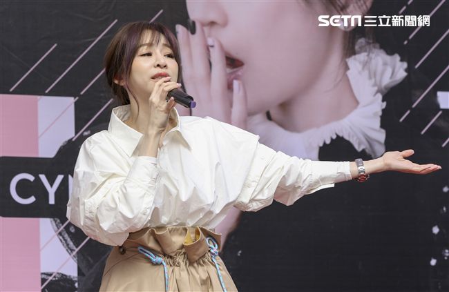 王心凌睽違3年第12張音樂作品「CYNDILOVES2SING」簽唱會，現場與粉絲們互動熱烈。（記者林士傑/攝影）