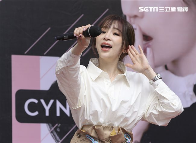 王心凌睽違3年第12張音樂作品「CYNDILOVES2SING」簽唱會，現場與粉絲們互動熱烈。（記者林士傑/攝影）