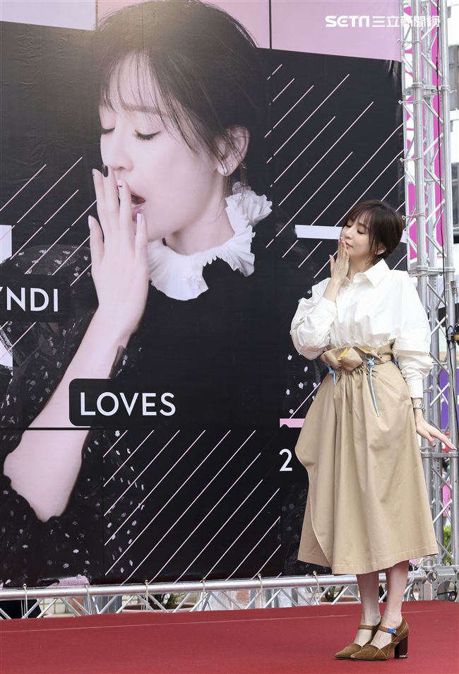 王心凌睽違3年第12張音樂作品「CYNDILOVES2SING」簽唱會，現場與粉絲們互動熱烈。（記者林士傑/攝影）