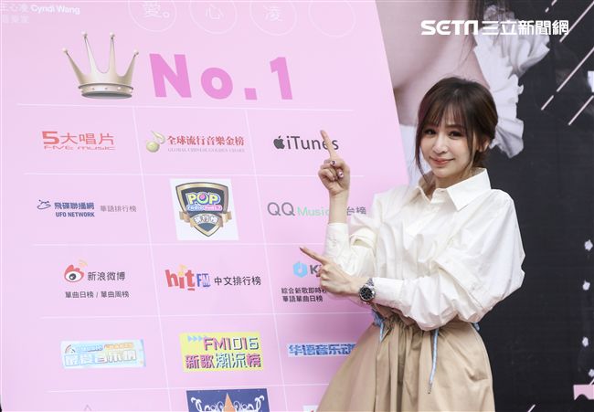 王心凌睽違3年第12張音樂作品「CYNDILOVES2SING」簽唱會，現場與粉絲們互動熱烈。（記者林士傑/攝影）